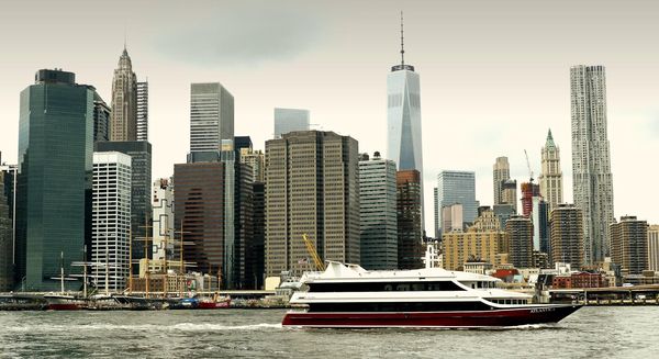South Street Sea Port et ses navires historiques, vus depuis le Brooklyn Heights Promenade