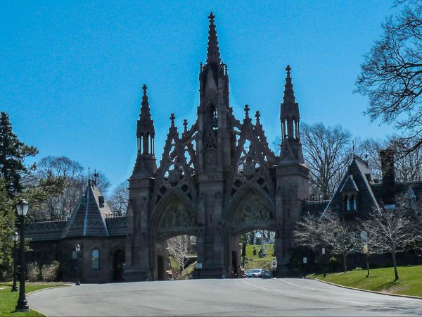 Entrée principale et sa porte néo-gothique Cimetière Green Wood Brooklyn New York