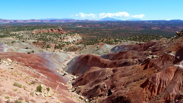 Les contreforts des Circle Cliffs, en arrière plan les paysages rouges et verdoyants de Capitol Reef National Park, au loin vers l’infini les Henry Mountains.