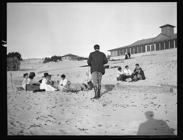 Arnold Genthe photographing George Sterling, Mary Austin, Jack London and Jimmie Hooper on the beach at Carmel