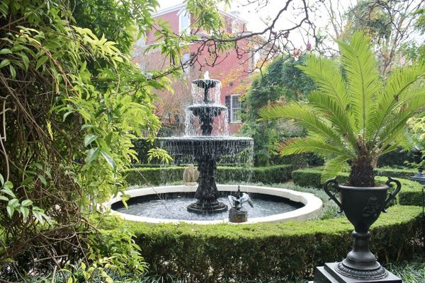 Superbes jardins luxuriants Calhoun Mansion Charleston