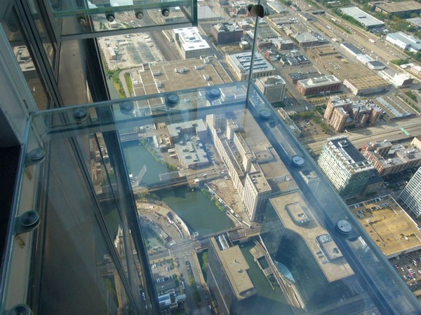 Le Skydeck, suspendu au dessus de Chicago