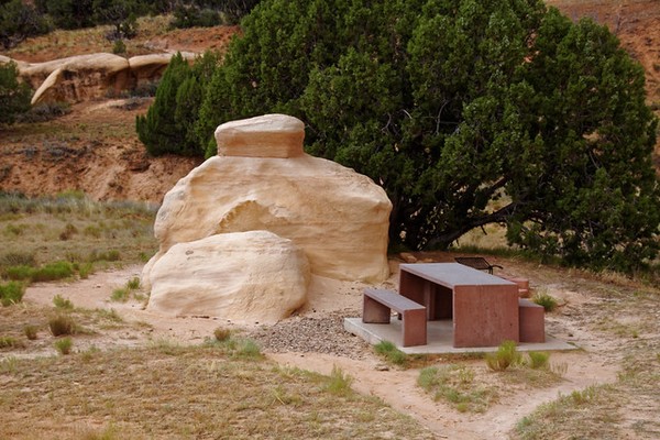 Table pique nique Devil's Garden Hole in the Rock Road Utah