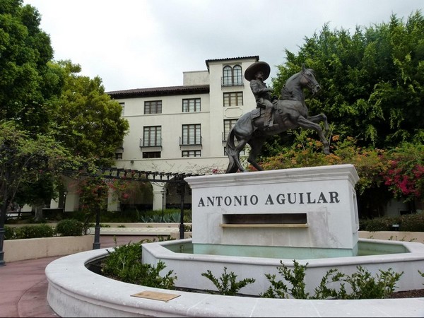 Statue en bronze d'Antonio Aguilar