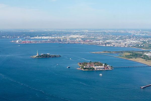 Liberty & Ellis Island depuis le One World Trade Center New York 