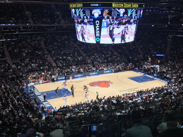 Pendant le match NBA des New York Knicks contre les Milwaukee Bucks au Madison Square Garden