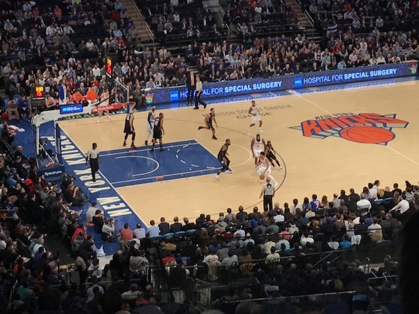Pendant le match NBA des New York Knicks contre les Milwaukee Bucks au Madison Square Garden