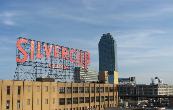 Silvercup Studios depuis le Queensboro Bridge