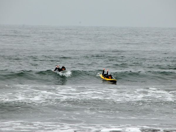 Surfeurs à Stinson Beach Pacific Coast Highway Californie