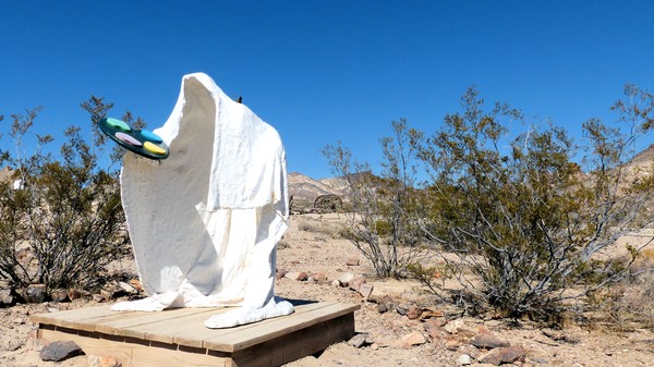 Self portrait fantôme tenant une palette de peintre Albert Szukalski Rhyolite Ghost Town