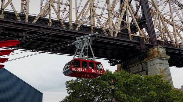 Téléphérique de Roosevelt Island devant le Queensboro Bridge New York