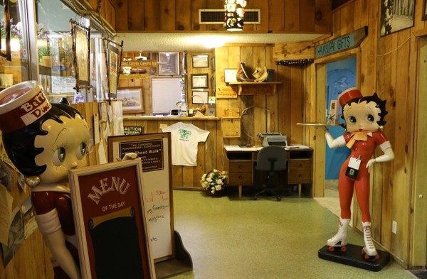 Grand Canyon Caverns Inn Peach Springs Route 66 Arizona