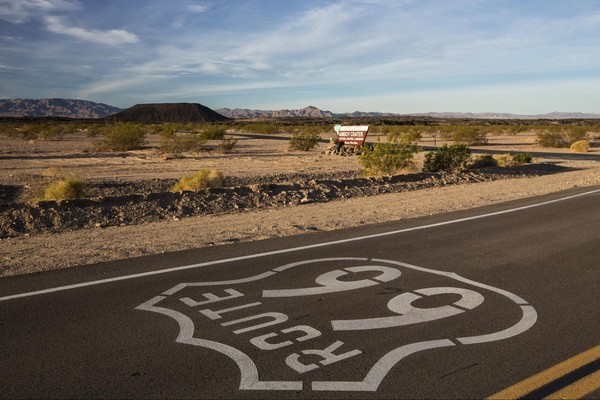 Route d'accès Cratère de Amboy Route 66 Californie