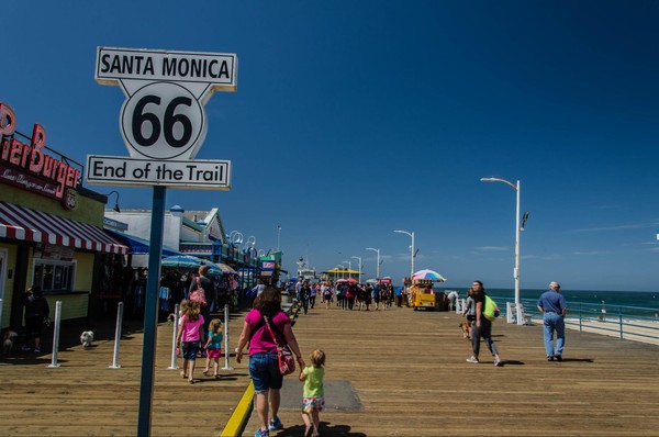 Le panneau "End of the Trail" Route 66 Santa Monica Pier Californie
