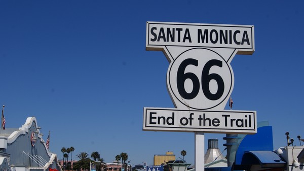 Le panneau "End of the Trail" Route 66 Santa Monica Pier Californie