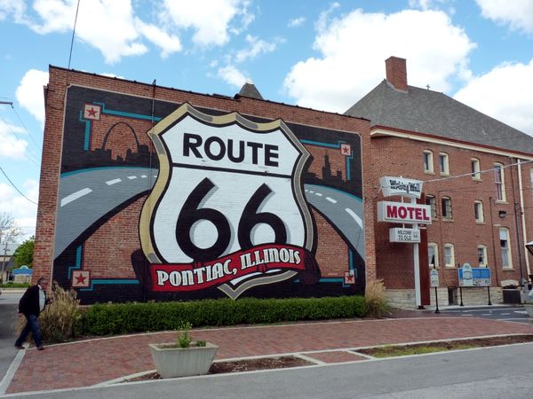 Le mural et la route de brique rouge Pontiac Route 66