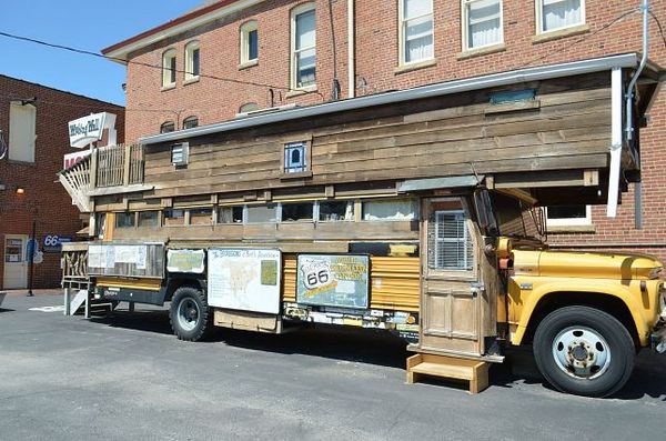 School Bus Road Yacht de Bob Waldmire Pontiac Route 66