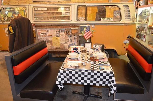 En arrière-plan, le combi Volkswagen de Bob Waldmire Route 66 Hall of Fame Pontiac