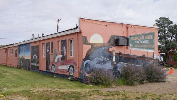 Un mur peint dans la cour du motel Blue Swallow Motel Tucumcari Route 66 Nouveau-Mexique