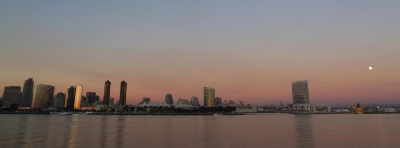 Sunset sur Downtown San Diego depuis le Ferry Landing Marketplace