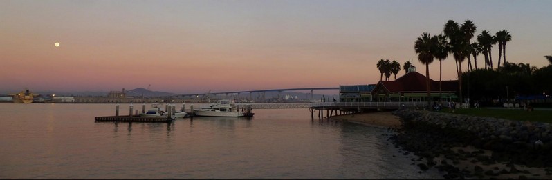 Sunset sur Downtown San Diego depuis le Ferry Landing Marketplace