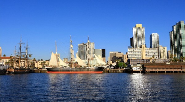 Le musée maritime vu depuis la baie San Diego