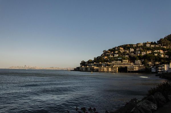 Vue sur la baie de San Francisco depuis Bridgeway Sausalito 