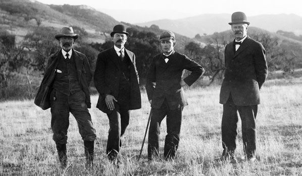 Les fondateurs de Solvang : Mads Frese (agent immobilier), P. P. Hornsyld, Benedict Nordentoft, et J. M. Gregerson