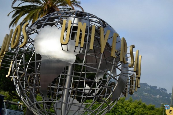 Le célèbre globe terrestre trône à l'entrée des studios Universal