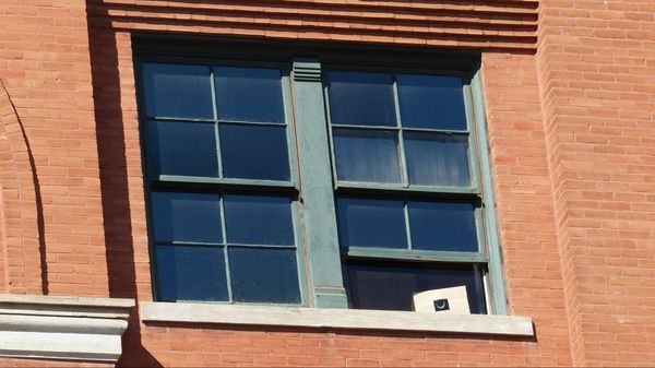 La fenêtre d'où Lee Harvey Oswalk aurait tiré au sixième étage du Texas School Book Depository