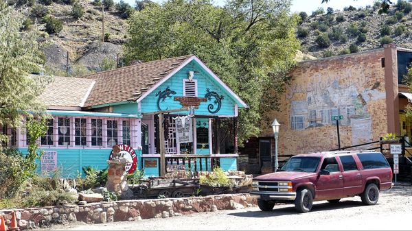 Maison colorée le long du Turquoise Trail