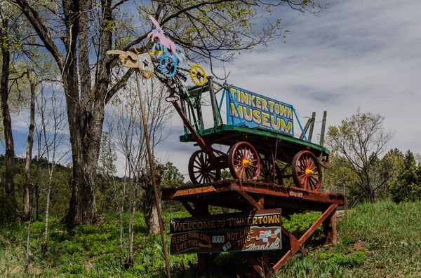 Chariot symbolisant l'entrée du Tinkertown Museum