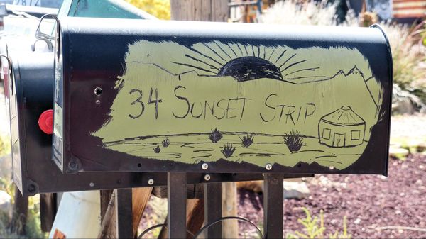 Boite aux lettres stylisée à Madrid sur le Turquoise Trail