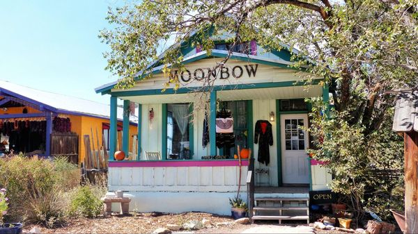 Maison colorée à Madrid Nouveau-Mexique