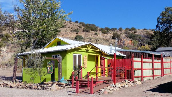 Maison colorée à Madrid Nouveau-Mexique