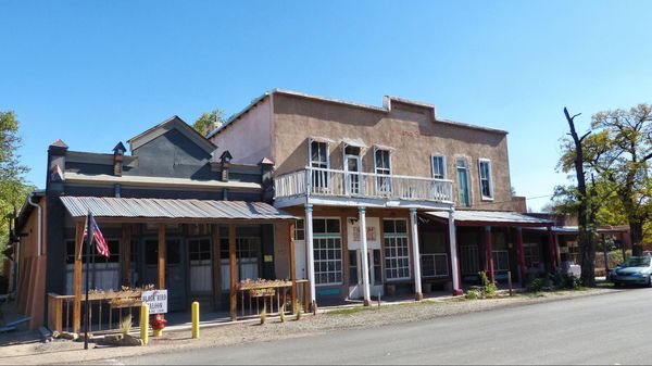 Black Bird Saloon et Simoni Store Cerrillos