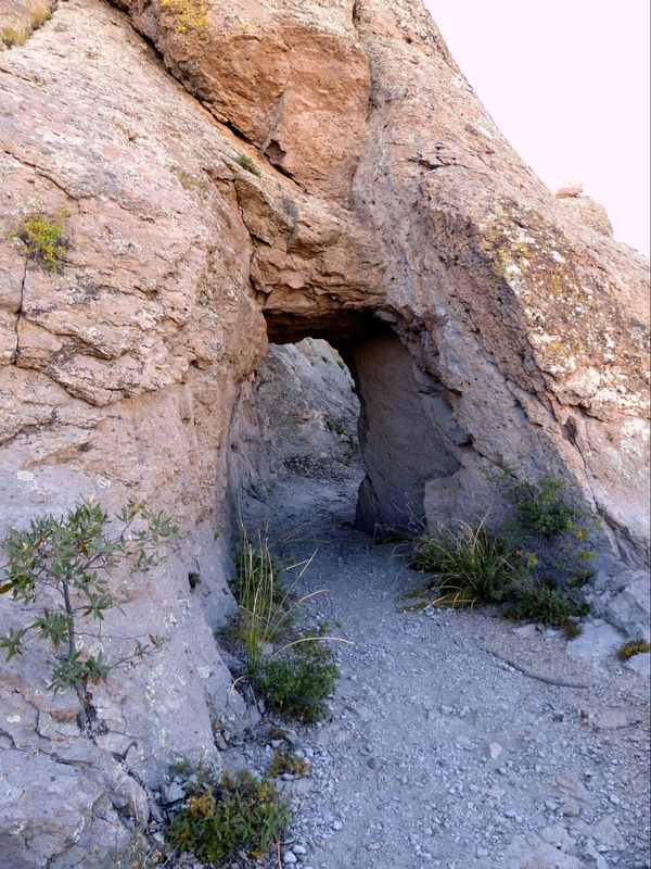Tunnel creusé dans un hoodoo sur le Sugarloaf Trail