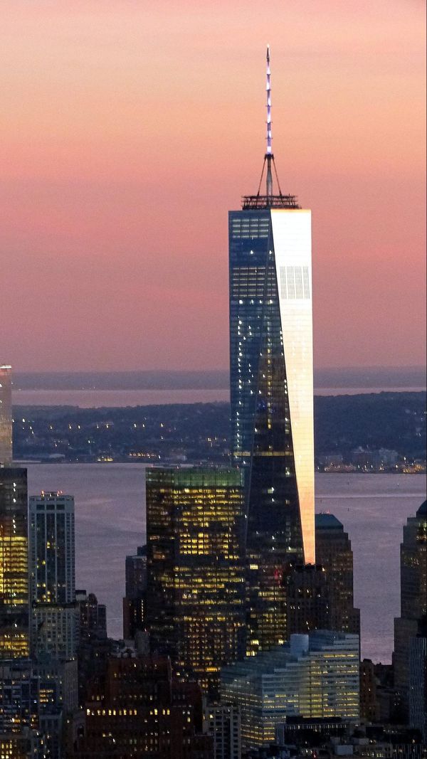 One World Trade Center depuis l'Empire State Building au sunset