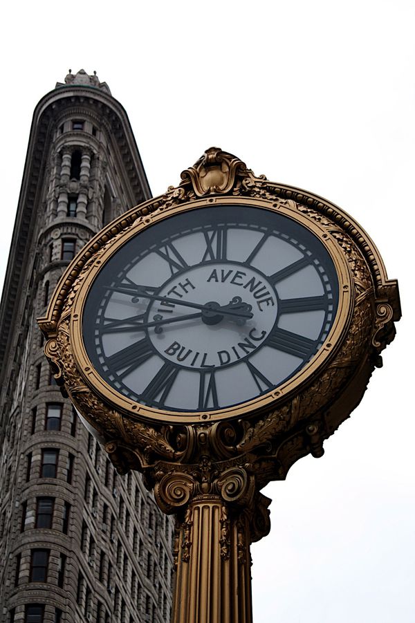 Horloge devant le Flatiron Building Manhattan New York