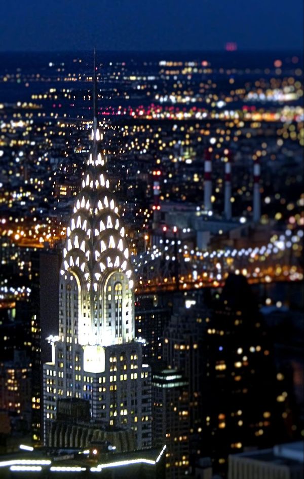 Chrysler Building de nuit vu depuis l'Empire State Building New York