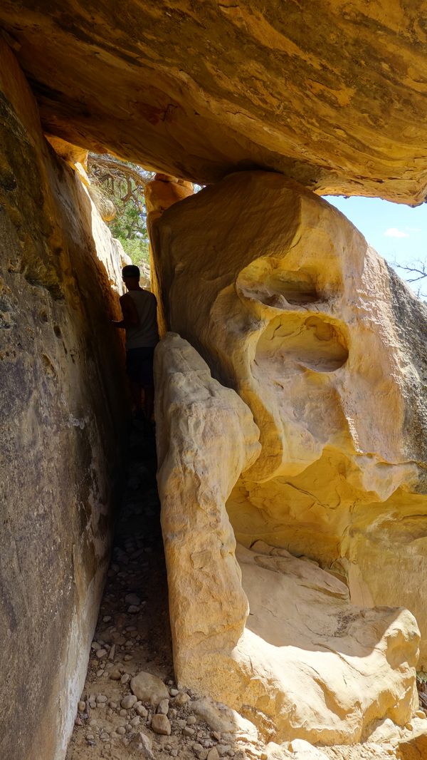 Passage étroit du Petroglyph Loop Trail Mesa Verde