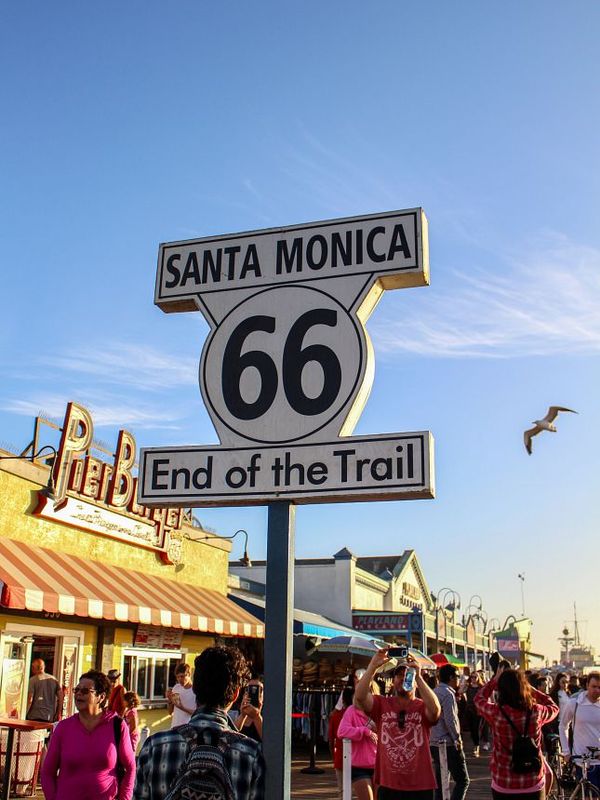 Le panneau "End of the Trail" Route 66 Santa Monica Pier Californie