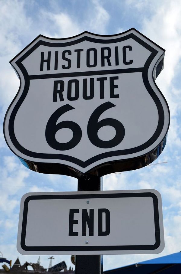 Une ancienne version du panneau Route 66 end of the TRail