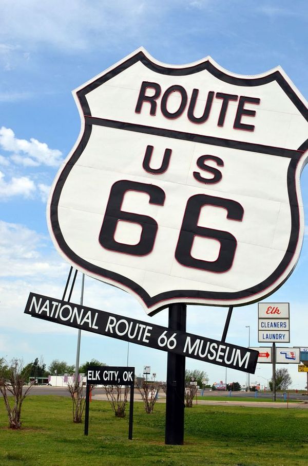 Panneau géant Route 66 à l’entrée de Elk City Oklahoma