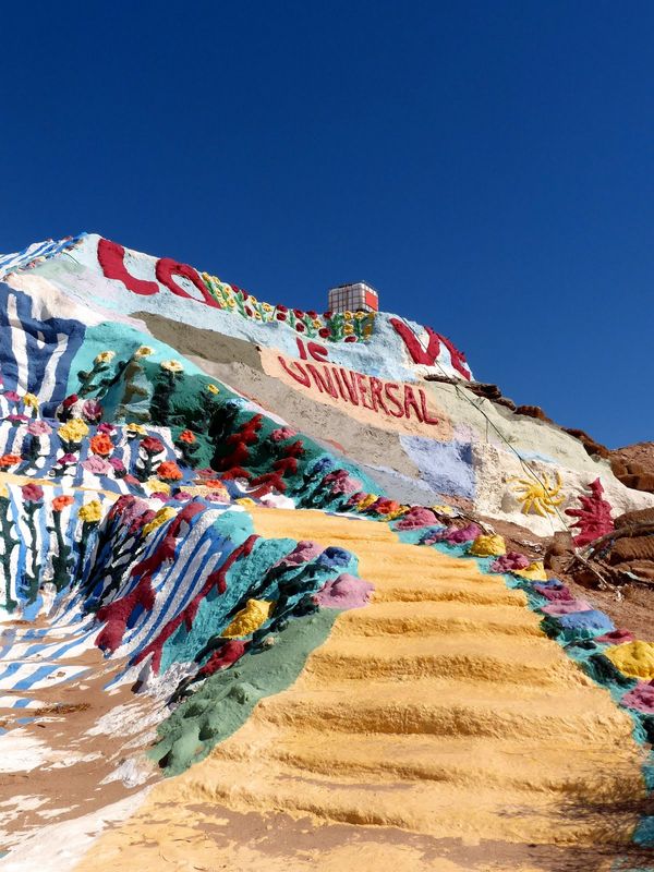 En montant sur la Salvation Mountain