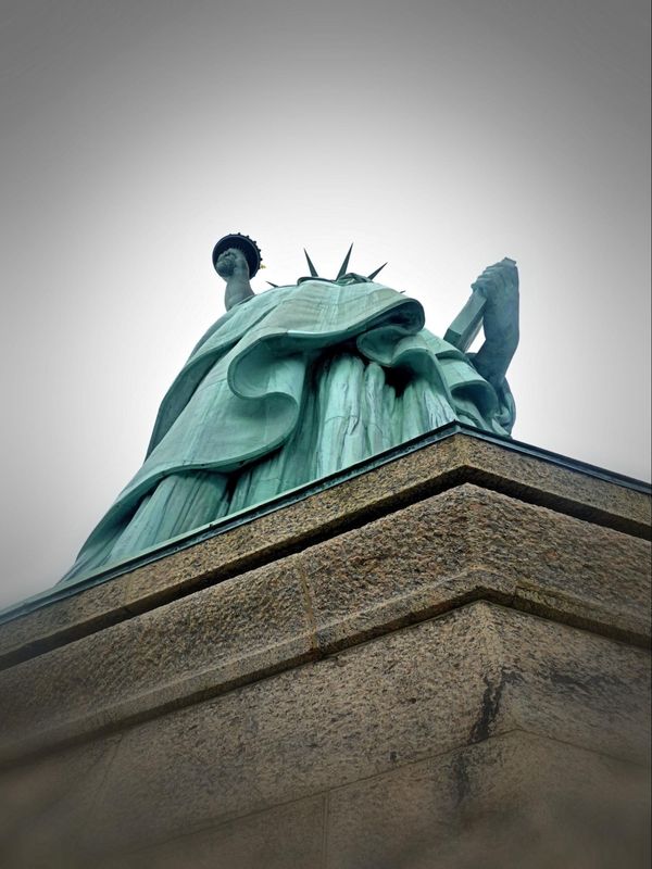Vue en contre plongée sur la Statue de la Liberté
