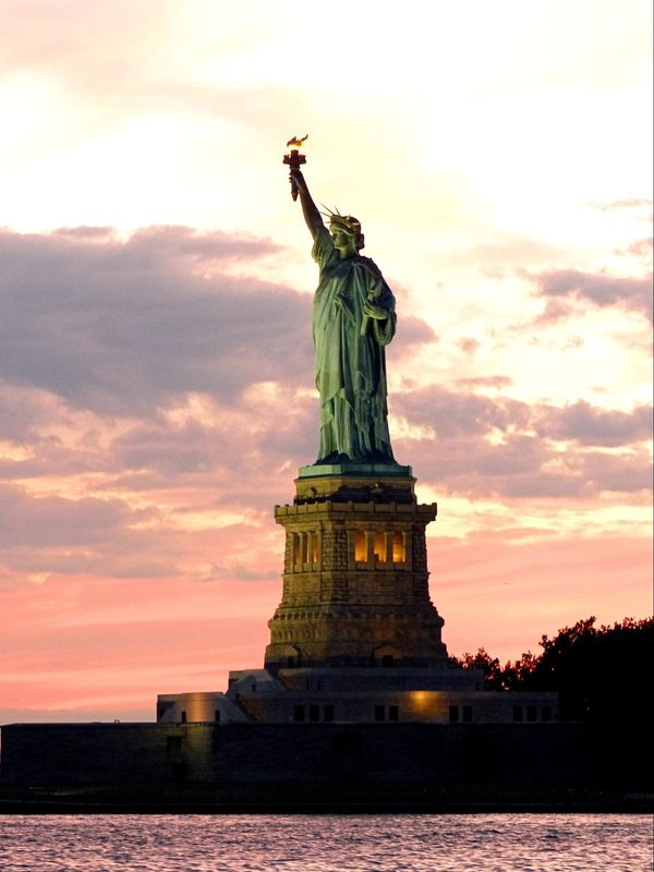 Statue de la Liberté au coucher du soleil