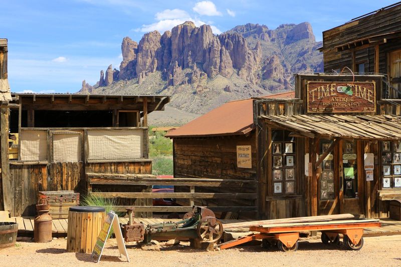 Goldfield Ghost Town au pied des Superstition Mountains