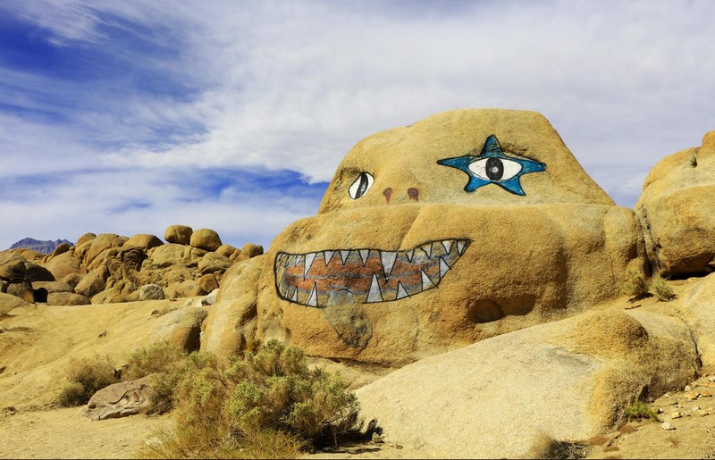 Face Rock, la plus célèbre des roches peintes dans les Alabama Hills