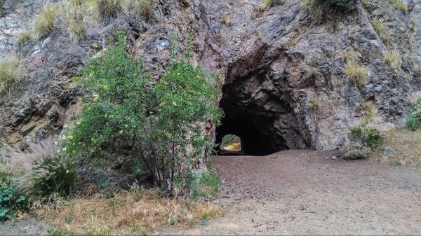 Cave de Batman Bush Canyon Trail